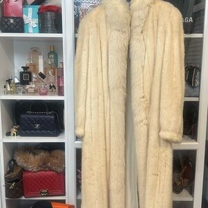 ✨ Vintage Cream Fur Coat – Full Length Luxury Statement Piece